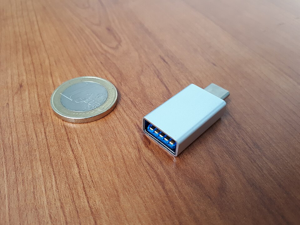 Type-C OTG: bir uç Type-C fiş, diğer uç USB dişi
